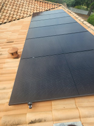 Installation de panneaux photovoltaïques sur une toiture inclinée à Balma